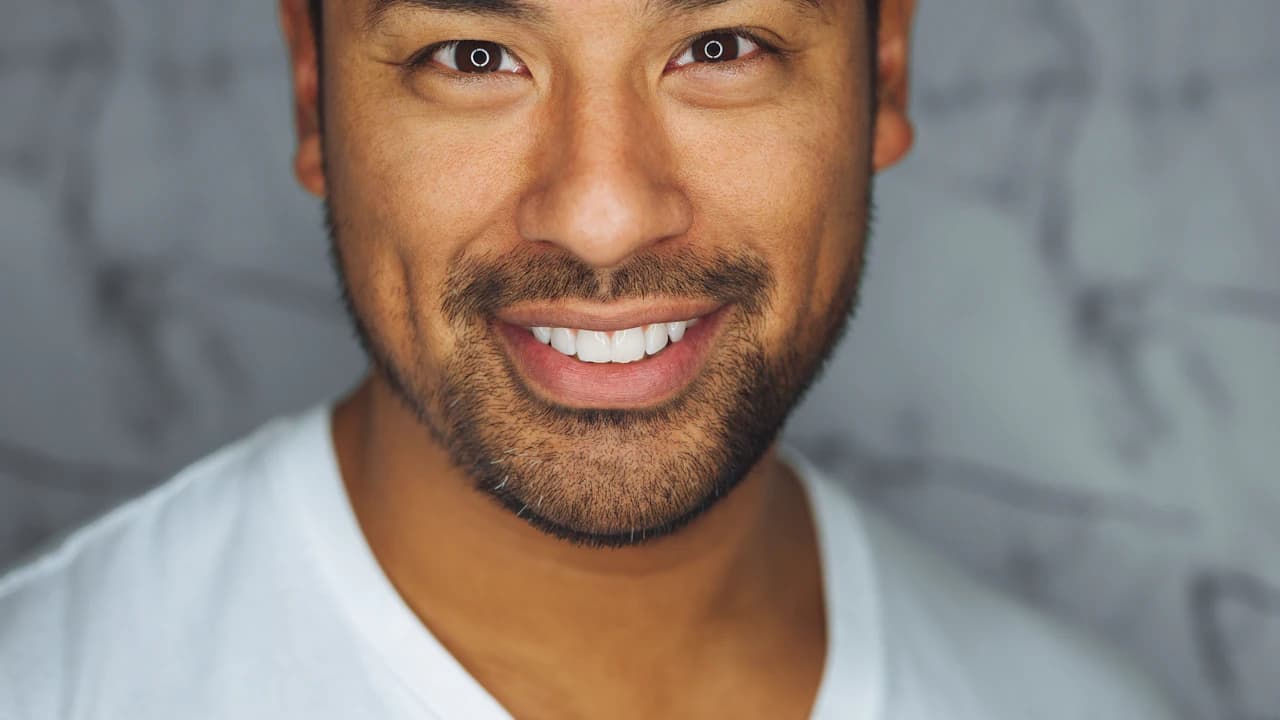 Trouwstylist aan het werk met decoratie